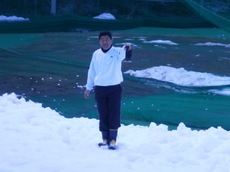 雪の上に立つボス.JPG