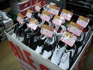 http://www.golfpartner.co.jp/956/%E3%82%B7%E3%83%A5%E3%83%BC%E3%82%BA.JPG