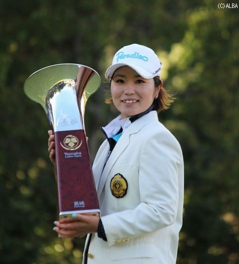 念願のプロ初優勝を挙げた比嘉真美子（撮影：ＡＬＢＡ）