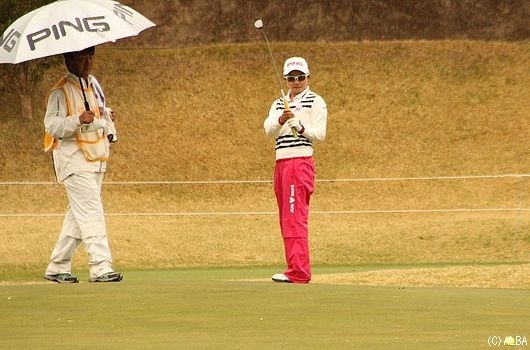 上原、時折冷たい雨が振る中でのプロアマ(撮影:ALBA)