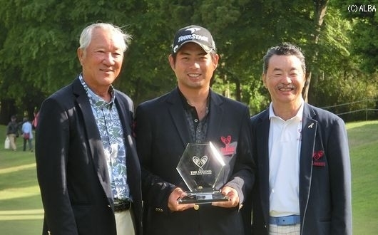 優勝した池田と実行委員長青木、日野(撮影:ALBA)