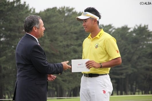 2位に4打差をつけトップ通過を果たした松山にはメダルが授与された（撮影：ＡＬＢＡ）