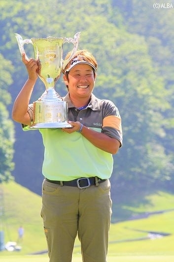 ツアー3勝目の表、笑顔でカップを掲げる（撮影：ＡＬＢＡ）