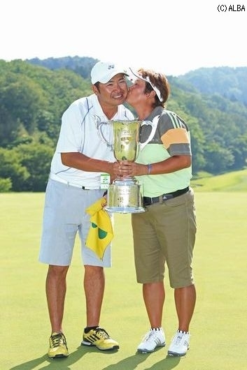 夫婦二人三脚でつかんだ8年ぶりの優勝だ（撮影：米山聡明）