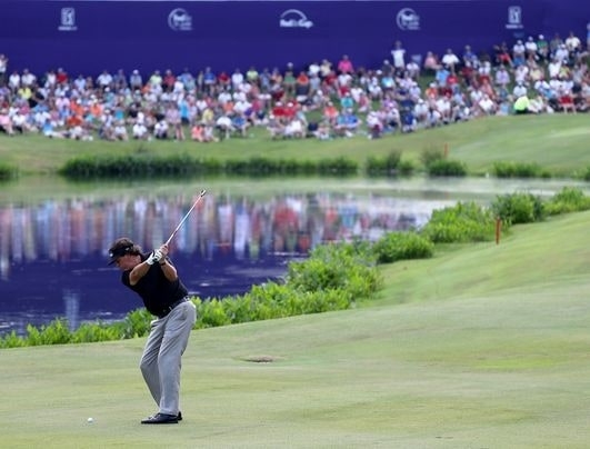もう少しで…ミケルソン、最終18番のセカンド (Photo by Andy LyonsGetty Images)