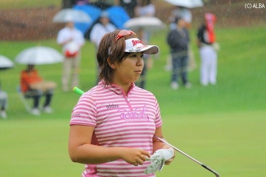 どしゃ降りの雨の中、スコアを6つ伸ばした吉田弓美子（撮影：ＡＬＢＡ）
