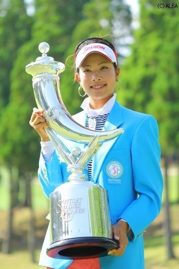 終盤の連続バーディで大逆転、今季3勝目を挙げた森田理香子（撮影：ＡＬＢＡ）