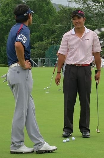 同じく全米OP帰りの上田と談笑する松山（撮影：ＡＬＢＡ）