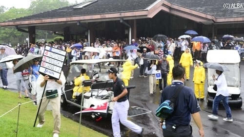 突然の大雨でギャラリーが軒下に避難！この後雷が（撮影：上山敬太）