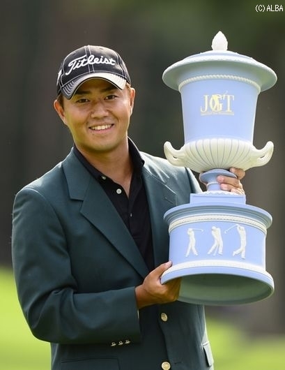 悲願のツアー初勝利でビッグタイトルを獲得する小平智(撮影:上山敬太)