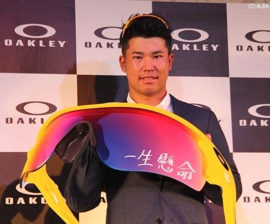 着用モデルの特大パネルに“一生懸命”と直筆サイン（撮影：ＡＬＢＡ）