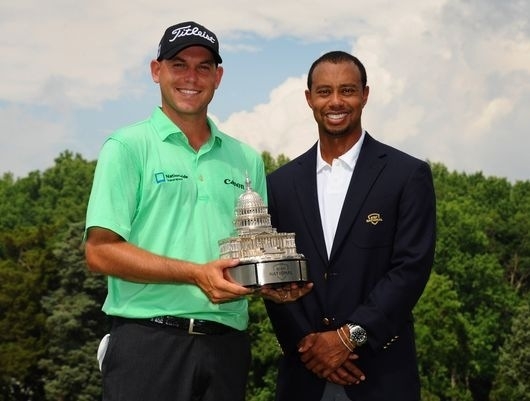怪我のため欠場した大会ホストのウッズと記念写真におさまるハース(Photo by Stan BadzPGA TOUR)