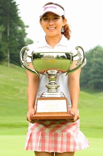嬉しいプロ初優勝を挙げた香妻＜写真提供：日本女子プロゴルフ協会＞