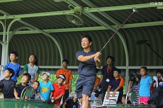 実際にドライバーを打ってみせる藤田寛之、プロの球にジュニアたちも驚きの表情（撮影：ＡＬＢＡ）