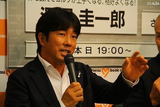 体幹トレーニングの良さを力説する深堀圭一郎（撮影：ＡＬＢＡ）