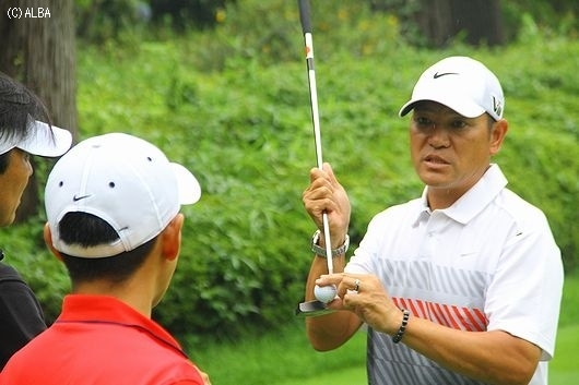 ロングゲームからパッティングまで一流コーチ・鶴見氏が熱血指導！（撮影：ＡＬＢＡ）