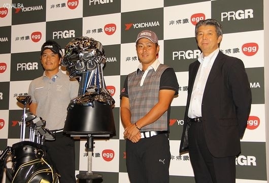 左から矢野、イメージキャラクターの“トビー・エッグマン”、谷原、横浜ゴムの平田スポーツ事業部長（撮影：ＡＬＢＡ）