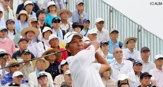 パターに苦労した井戸木鴻樹！首位とは3打差逆転優勝を狙う！（撮影：ＡＬＢＡ）