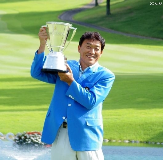 最終日、大逆転で優勝した羽川豊（撮影：ＡＬＢＡ）