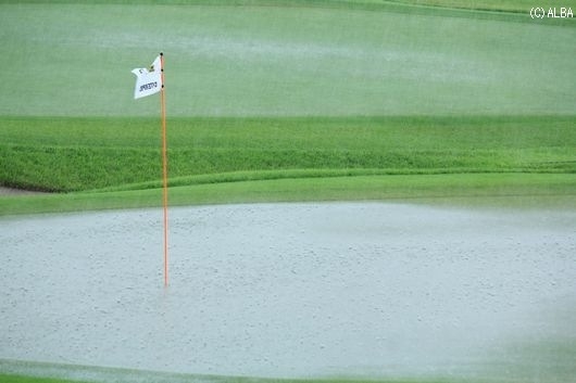 9番グリーンは池のような状態に…雨がやんでも再開には時間がかかりそう（撮影：ＡＬＢＡ）