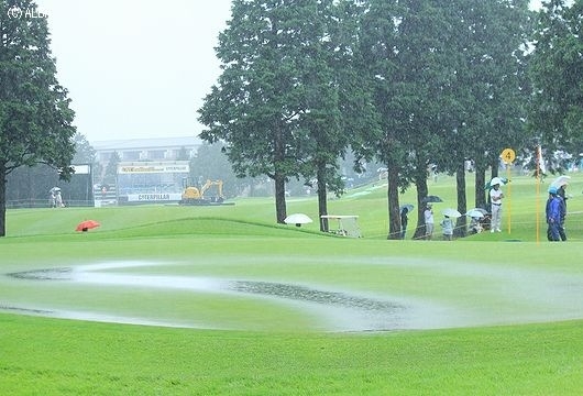 雨で水の浮いたグリーン、初日に続き最終日も中断に（撮影：ＡＬＢＡ）