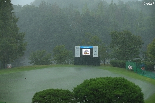 酷暑に加えゲリラ雷雨が追い打ちをかけた（撮影：岩本芳弘）