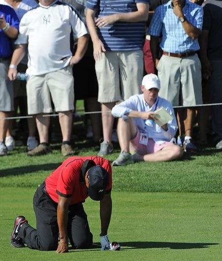 13番セカンドショットを打った直後に崩れ落ちて動けなくなるウッズ(Photo by Chris CondonPGA TOUR)