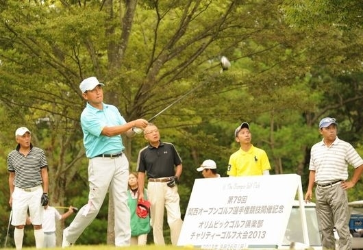 ティショットを放つ真弓氏、スコアは79