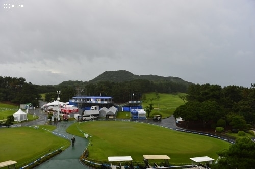 朝8時に再開予定が10時30分に変更、コースには現在雷雲が接近中（撮影：上山敬太）