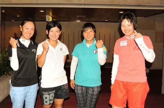 写真左から古川茉由夏、須江唯加、佐伯珠音、佐々木笙子