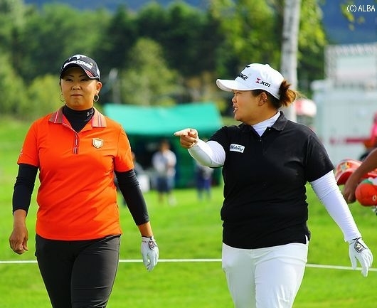 共に今季2勝の2人！刺激し合いスコアを伸ばした（撮影：ＡＬＢＡ）