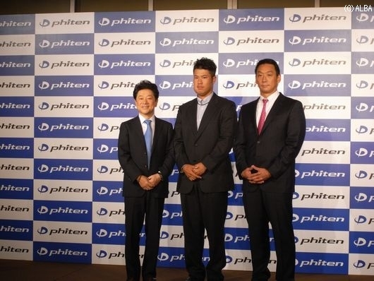 ファイテン社との契約会見に臨んだ松山！金本氏も出席（撮影：ＡＬＢＡ）