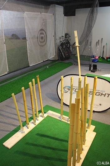 竹を一刀両断するイメージが理想的なスイングを生む(撮影:ALBA)