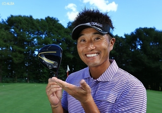 宮本勝昌とテスト中のニュードライバー（撮影：岩本芳弘）