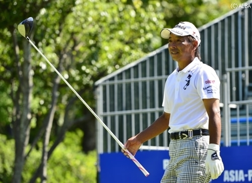 48インチのドライバーを試す51歳の井戸木鴻樹！（撮影：上山敬太）