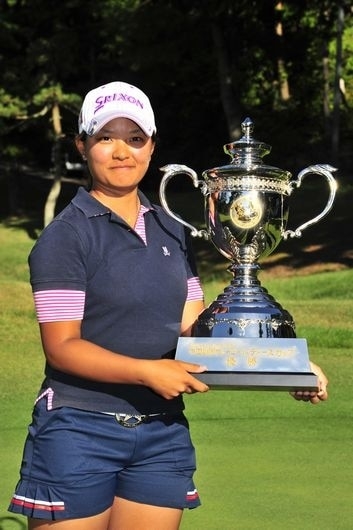 後半の3バーディで辛くも逃げ切りステップ初優勝を挙げた鈴木愛(写真提供：LPGA)