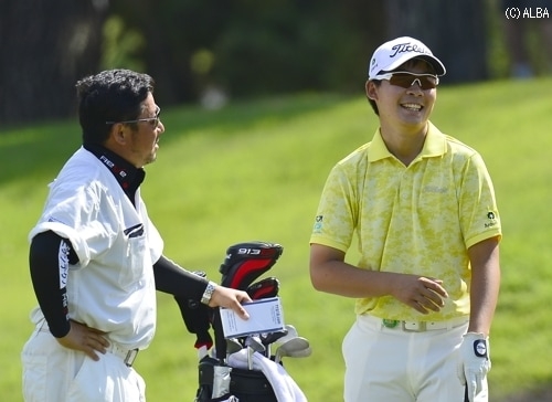 首位と2打差の2位タイの川村昌弘！リラックスした表情でキャディと談笑（撮影：上山敬太）