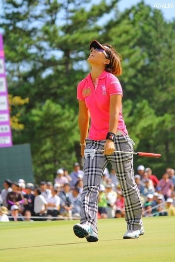 穴井詩は最終18番バーディならずでガックリ(撮影:ALBA)