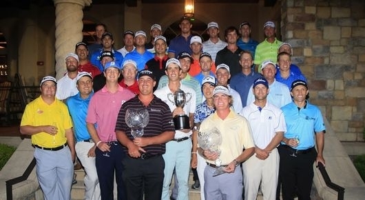 来季のPGAツアーカードを手にした選手たち、もちろん石川の姿も(Photo by Michael Cohen/Getty Images)
