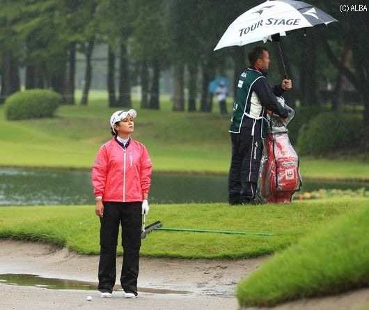 宮里のスタートした午前中はバンカーに水が溜まるほどの雨、厳しいコンディションだった(撮影:米山聡明)