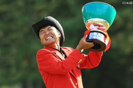 5年ぶりに優勝カップを掲げる片山晋呉(撮影:岩本芳弘)