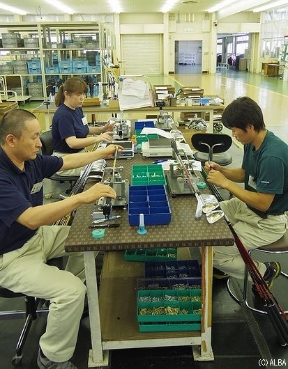 クラブの組み立て作業も全て職人による手作業で行われる（撮影：ＡＬＢＡ）