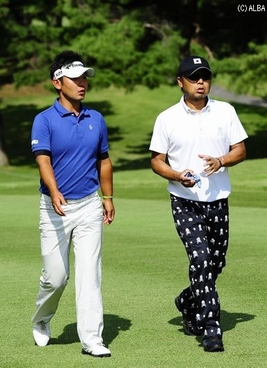 河野と片山は月曜日に練習ラウンド、マネジメントなどを河野が熱心に質問（撮影：上山敬太）