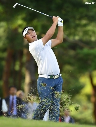 自信のショットでスコアメイク！4アンダー（12番セカンド右ラフから）（撮影：上山敬太）