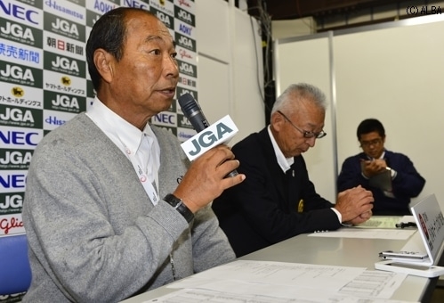 中止となった経過を発表する野村惇競技運営委員長(手前)（撮影：上山敬太）