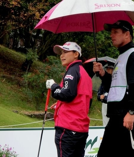 悪天候が懸念される今大会！プロアマ戦中、雨脚が強くなった（撮影：ＡＬＢＡ）