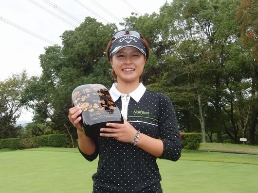 最終ホール15メートルのパットを沈めて逆転優勝を果たした永田あおい（写真提供：LPGA)