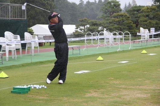 雨の中、ひとり練習場で黙々と球を打つ谷口（撮影：ＡＬＢＡ）