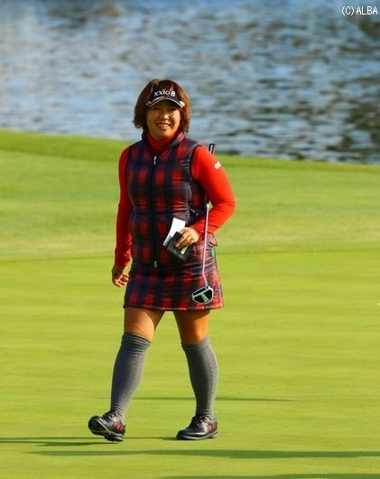 短尺パターで今週も優勝を狙う吉田弓美子（撮影：ＡＬＢＡ）