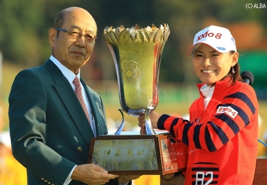 ツアー終盤に来て2勝！これで賞金ランキングトップに（撮影：福田文平）